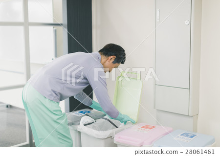 garbage bin, gents, male 28061461