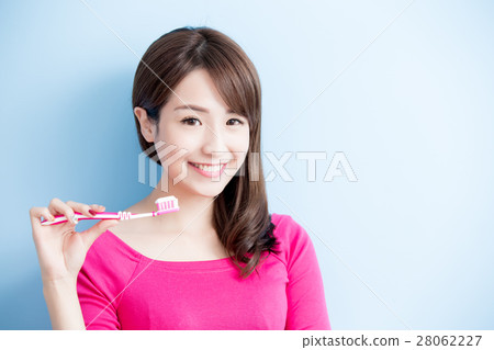 beauty woman brush her teeth 28062227