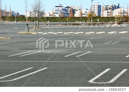 Wide parking area 28063037