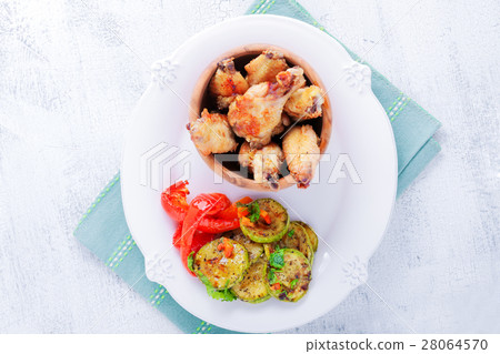 Fried chicken wings 28064570