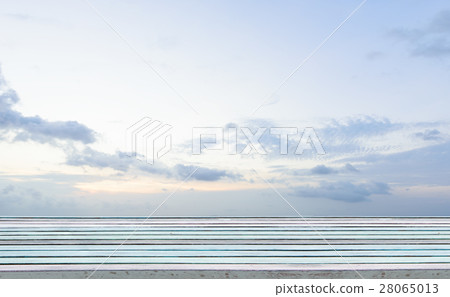 Vintage wood plank with blue sky background 28065013