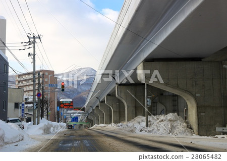 札幌新路在冬季和高架汽車經銷商的汽車道路 28065482