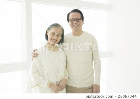 A couple in their 60s shoulder 28067344