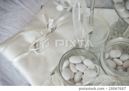 wedding ring 28067687