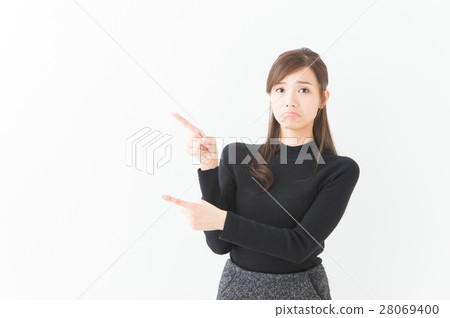 Women in their twenties (black knitted autumn / winter) Women in their twenties (black knitted autumn / winter) 28069400