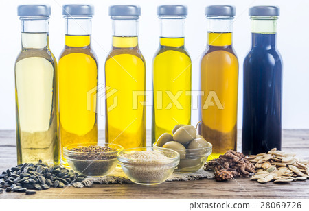 Bottles with different kinds of vegetable oil 28069726