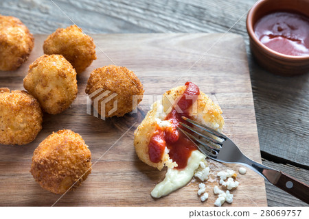 Arancini - rice balls with mozzarella 28069757