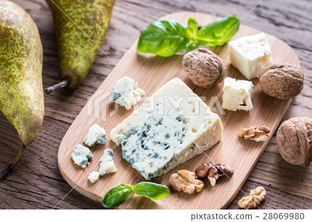Blue cheese with walnuts and pears 28069980