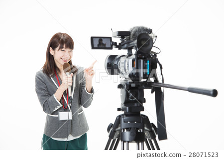 在鏡頭前說話的播音員 28071523