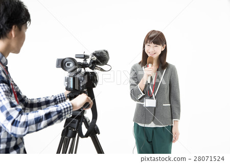 在鏡頭前說話的播音員 28071524