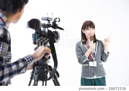在鏡頭前說話的播音員 在鏡頭前說話的播音員 28071526