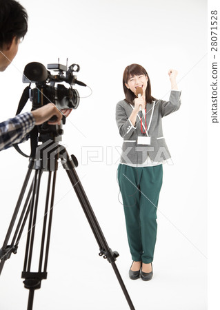 Announcer who speaks in front of the camera 28071528