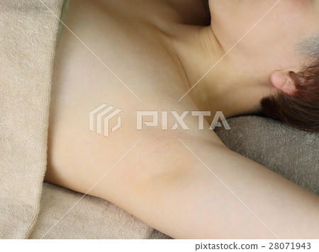 婦女正在脫毛 婦女正在脫毛 28071943