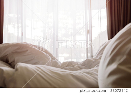 lighting through window in Bedroom 28072542