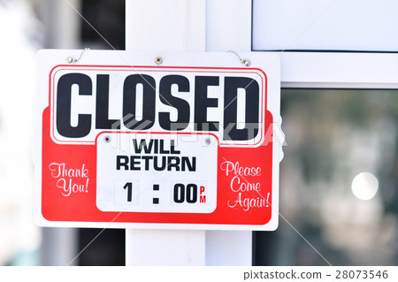 Closed sign and retuen time in a shop's window 28073546