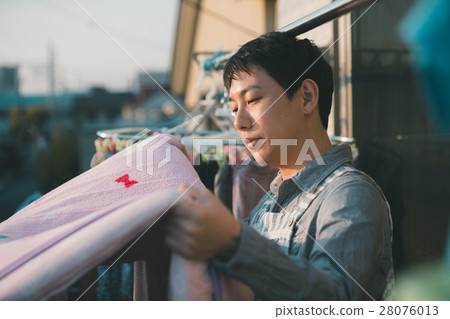 drying a futon, house-husband, futon 28076013