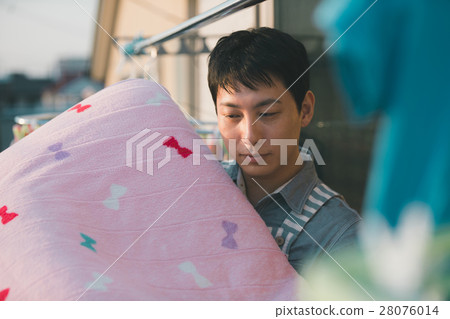 drying a futon, house-husband, futon 28076014