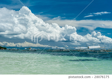 Tropical beach with traditional boats 28076175