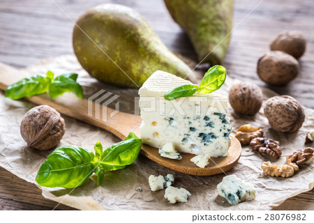 Blue cheese with walnuts and pears 28076982