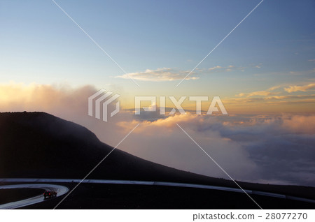 Street to Mauna-Kea-Observatory, Hawaii, USA 28077270