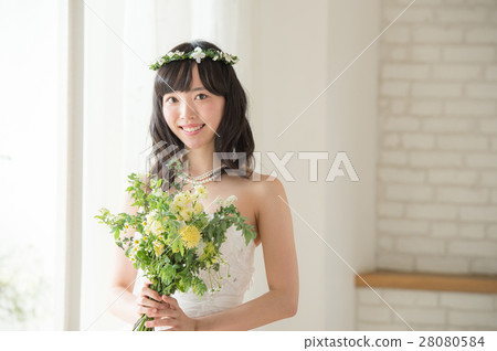 Women in a wedding dress 28080584