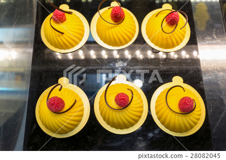 Fruit cake with fresh fruits Fruit cake with fresh fruits 28082045