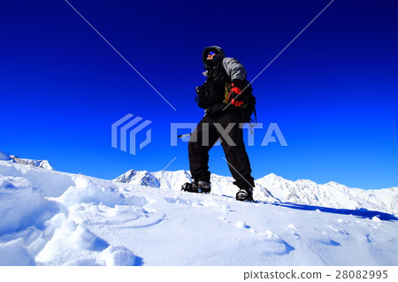 在冬天攀登北阿爾卑斯山的一名男子 在冬天攀登北阿爾卑斯山的一名男子 28082995