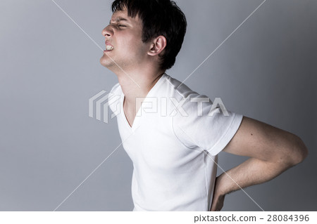 男子腰痛 28084396