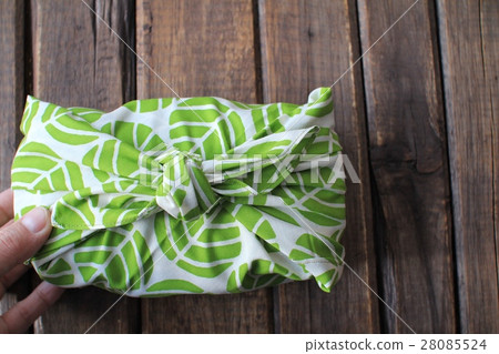 用午餐布包裹的午餐盒 28085524