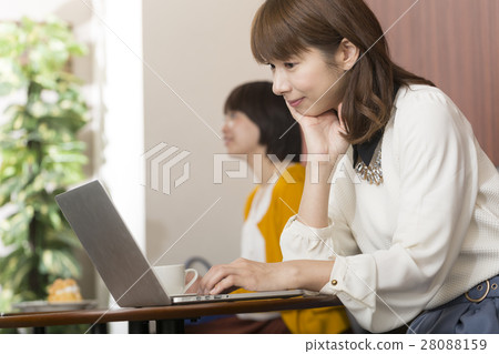 一個女人在一家咖啡館工作 28088159