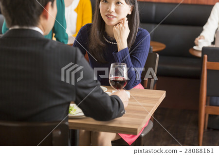 一對夫婦在餐廳用餐 28088161