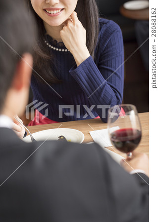 一對夫婦在餐廳用餐 28088162