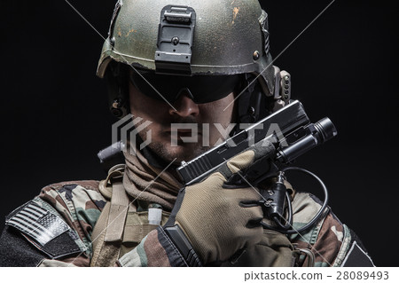 soldier with pistol 28089493