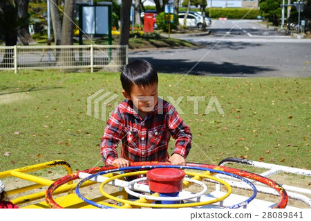 下午的春日男孩在公園裡玩 28089841