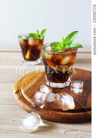 Cocktail with cola and limes slices 28090728