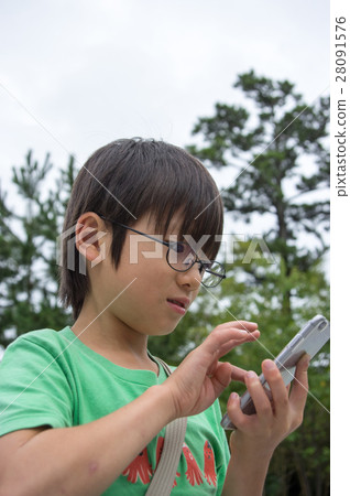 操作智能手機的孩子 操作智能手機的孩子 28091576