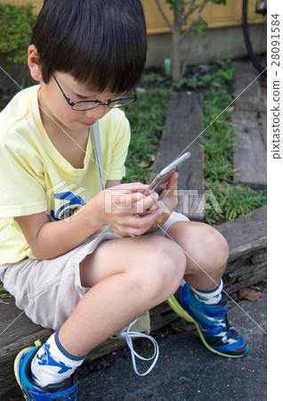 操作智能手機的孩子 28091584