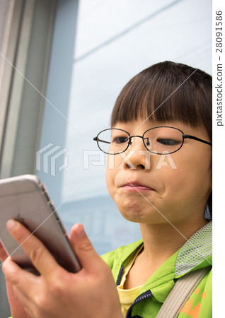 操作智能手機的孩子 28091586