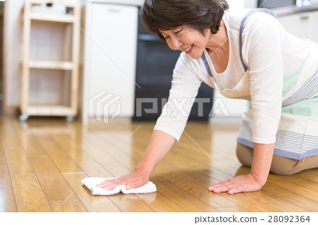 Housewife senior to clean 28092364