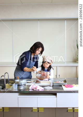 Parent and child making chocolate 28096422