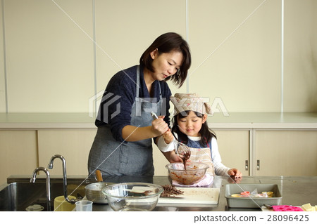 父母和孩子確認巧克力的融化狀況 28096425