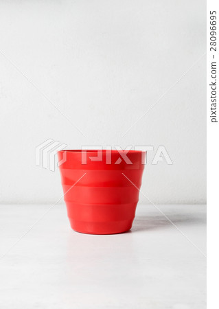 Red flower pot 28096695