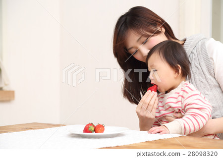 父母和孩子吃零食 父母和孩子吃零食 28098320