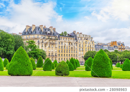 Park near main entrance to  Les Invalides. Paris 28098983