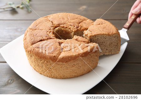 chiffon cake  28102696