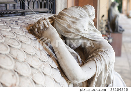 Statue of graveyard 28104236