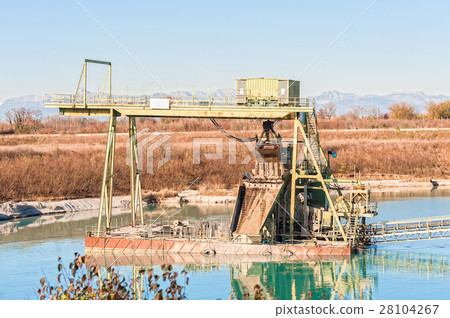 Equipment for the extraction of gravel to a quarry Equipment for the extraction of gravel to a quarry 28104267
