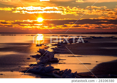 Winter sunset over the lake Balaton of Hungary 28106380