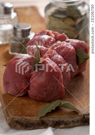 Raw beef 28106780