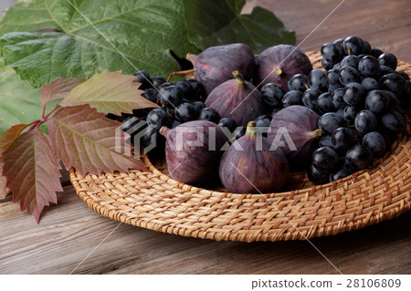 Grapes and figs on a dish 28106809